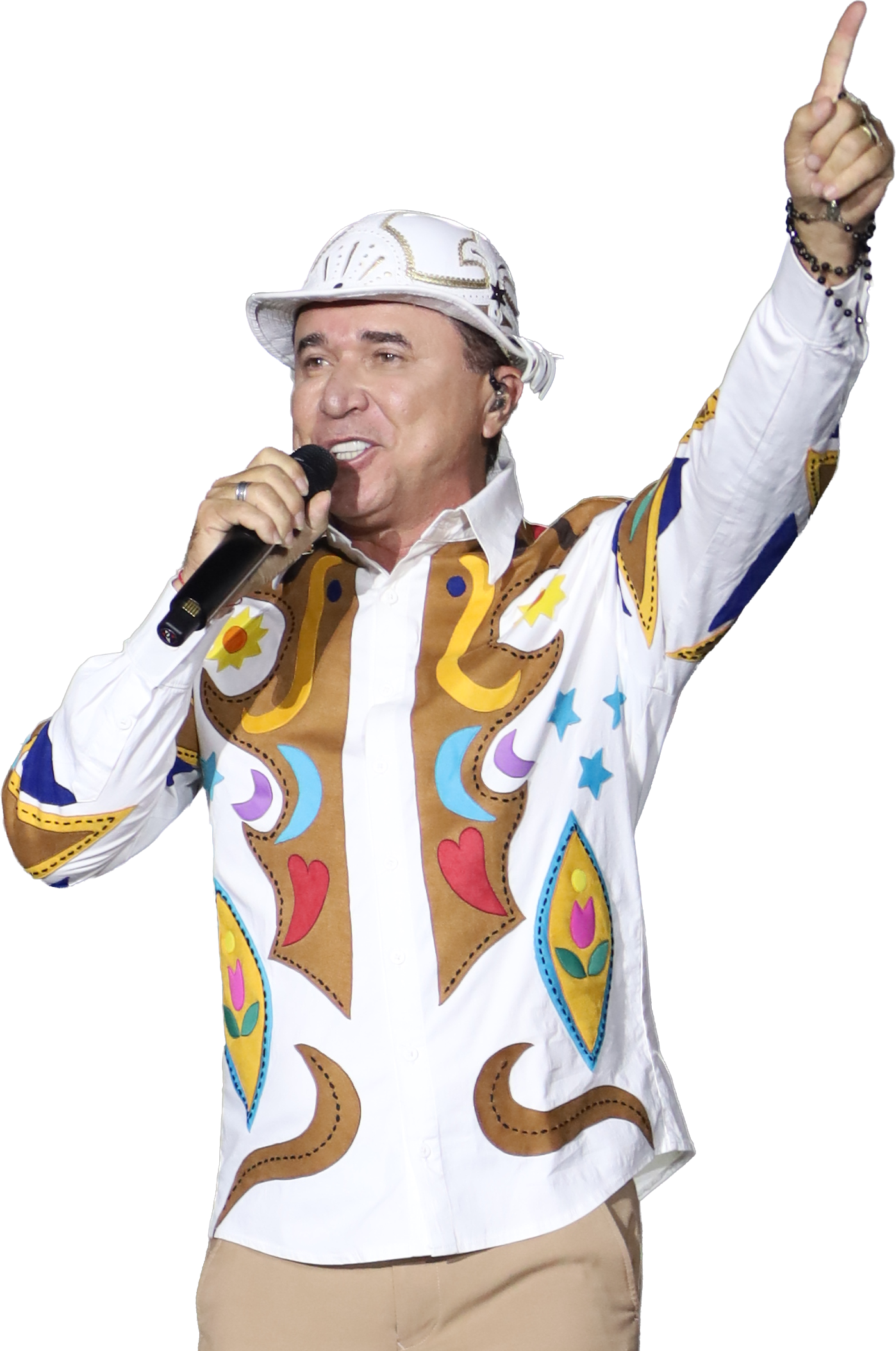 Flávio Leandro cantando no palco